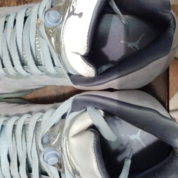 Lightly used Jordans 5 blue birds. Size 8 - Picture 4 of 5